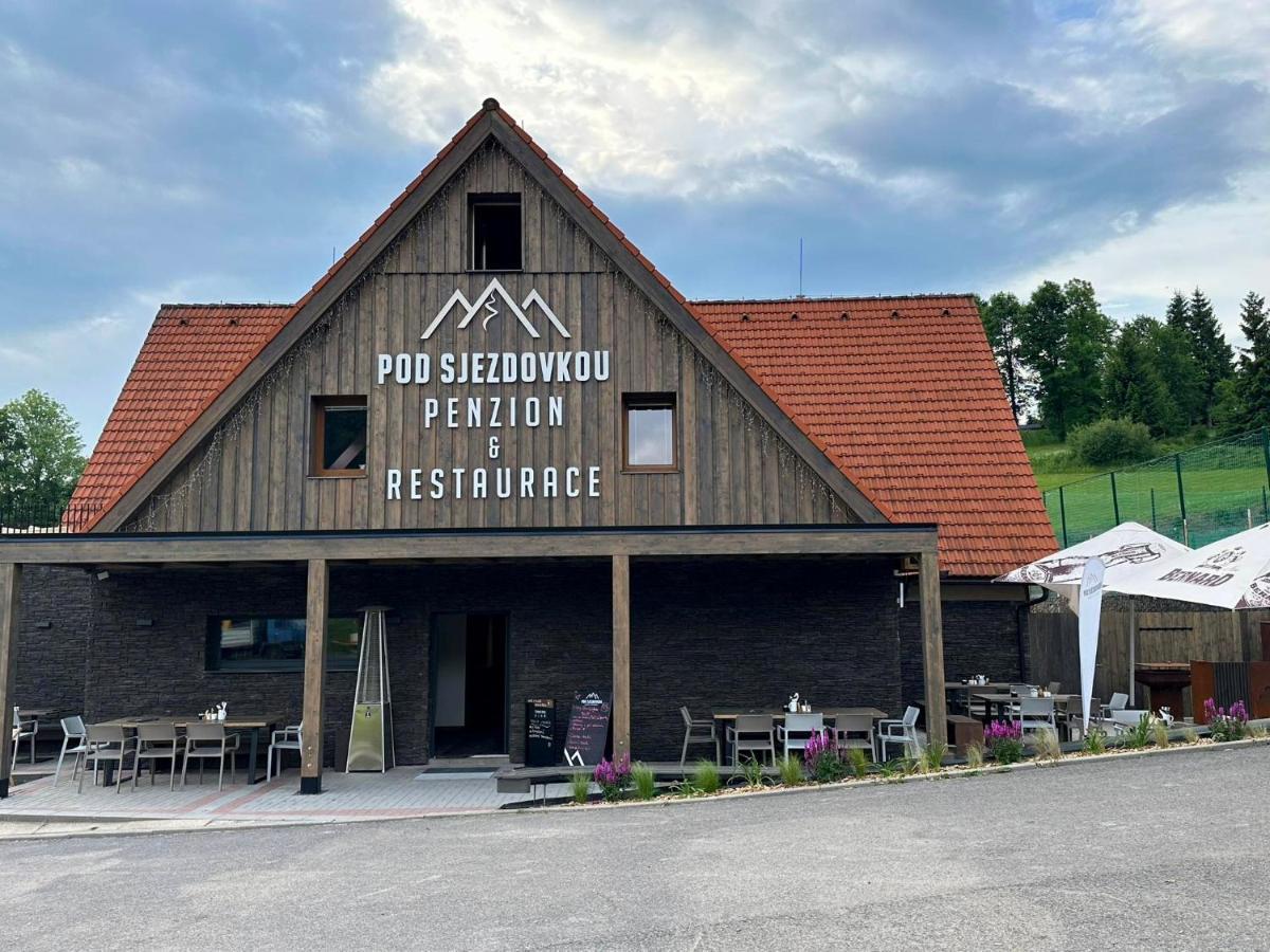 Penzion A Restaurace Pod Sjezdovkou チェンコヴィツェ エクステリア 写真
